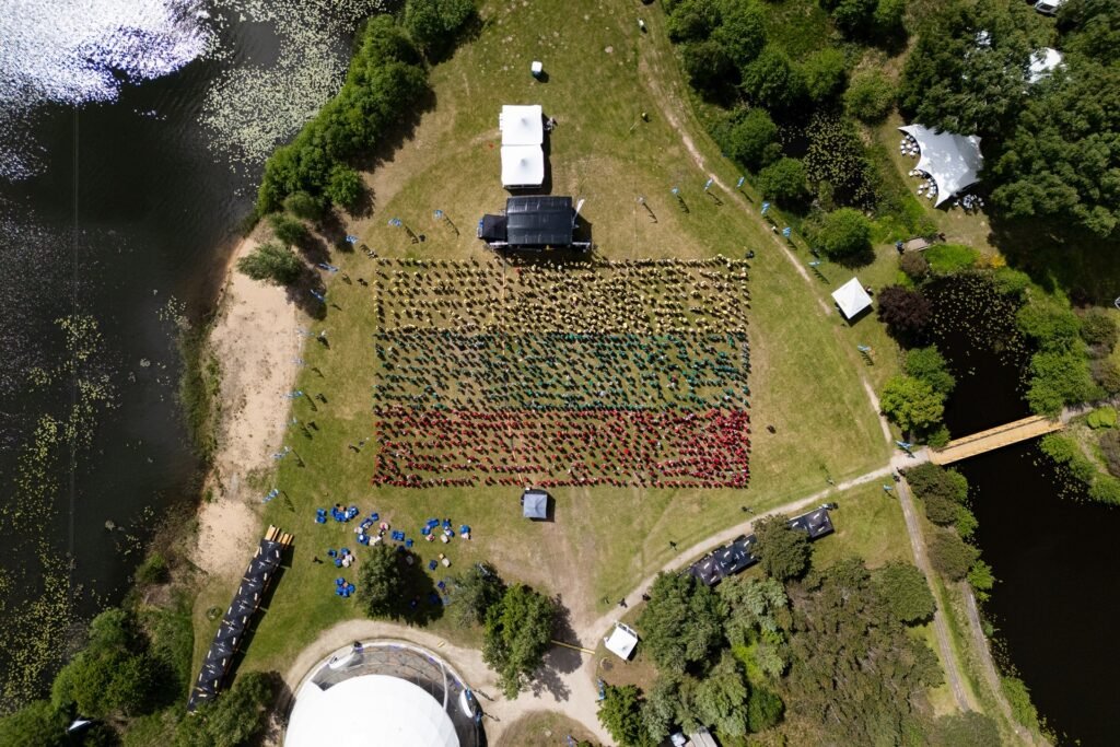 Lietuvos rekordas – didžiausia iš žmonių sudaryta trispalvė VRM festivalyje – nuotrauka 1