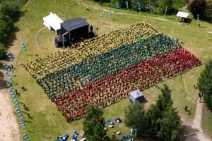 Lietuvos rekordas – didžiausia iš žmonių sudaryta trispalvė VRM festivalyje – nuotrauka 5